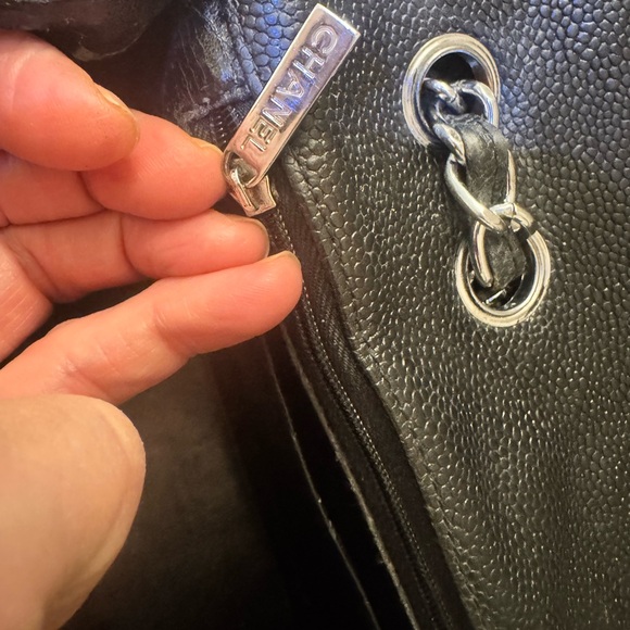 Chanel Black caviar quilted Jumbo single flap Shoulder Bag w Box & dust bag. - Picture 3 of 15